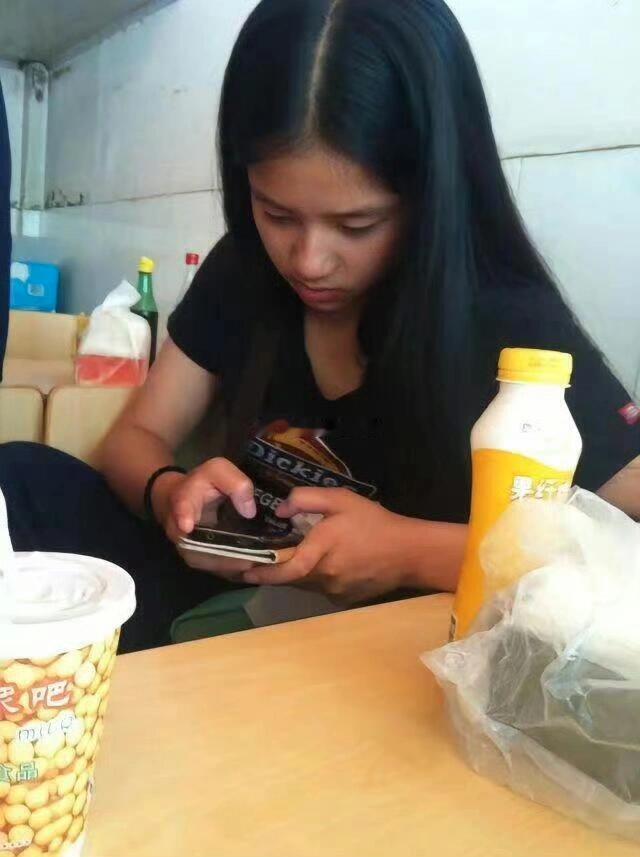 张婧仪学生时期的旧照，应该是初中尴尬期吧，黑皮但五官精致。 ​​​