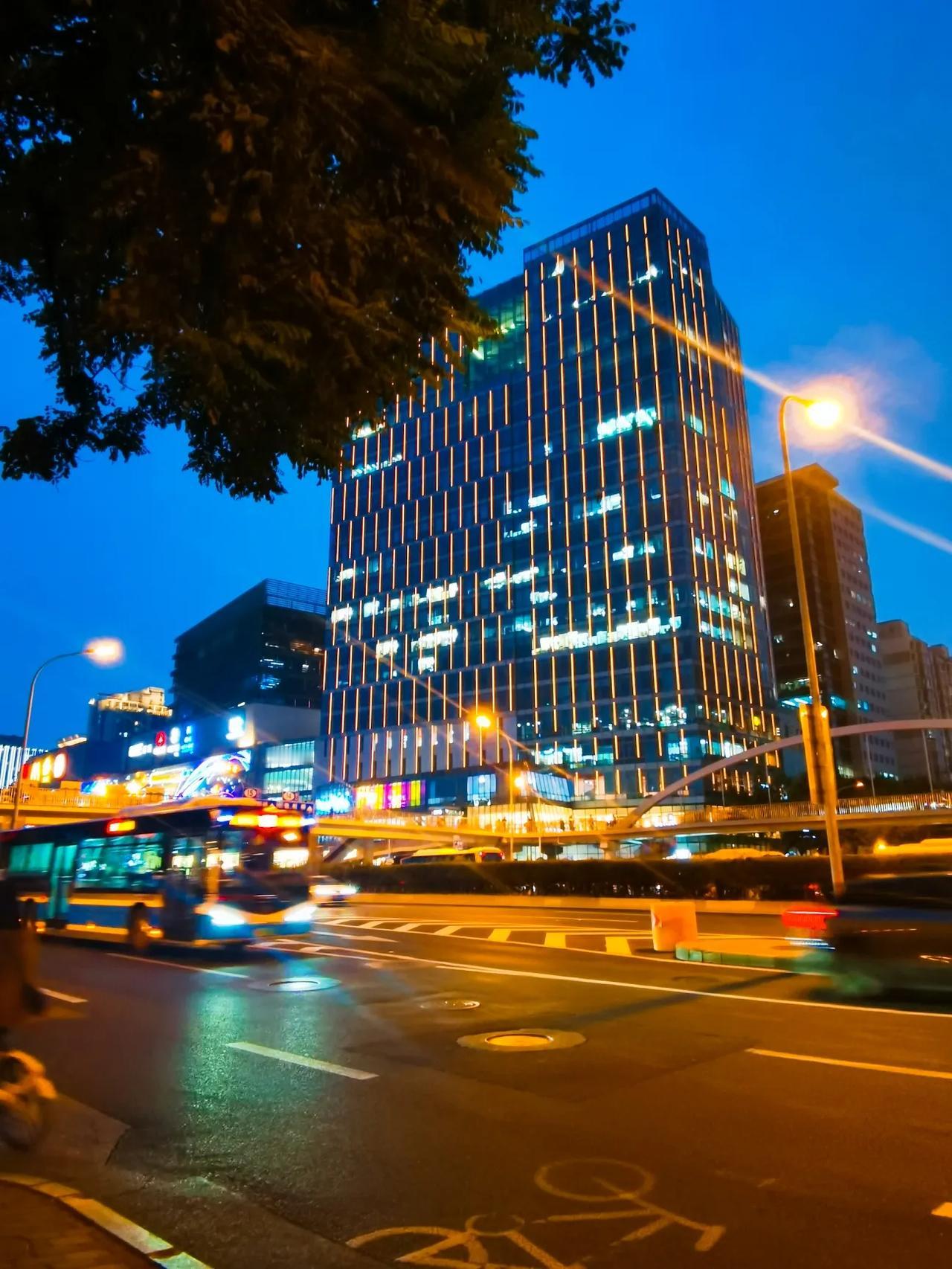 北京富力城的黄昏！#拍摄城市氛围# #记录北京的美# #追寻北京的魅力# #记录