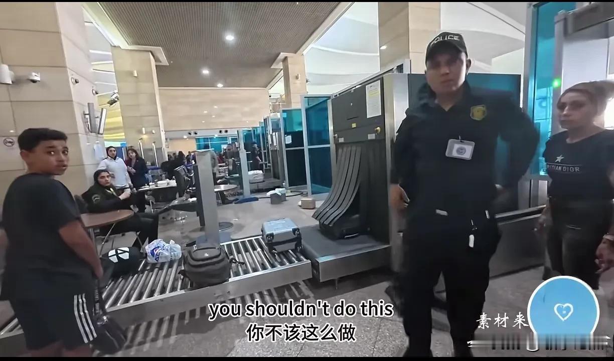 看着真让人吐血，一排中国人被挨个收小费。但是其他国家人不用给小费的，这就发生在埃