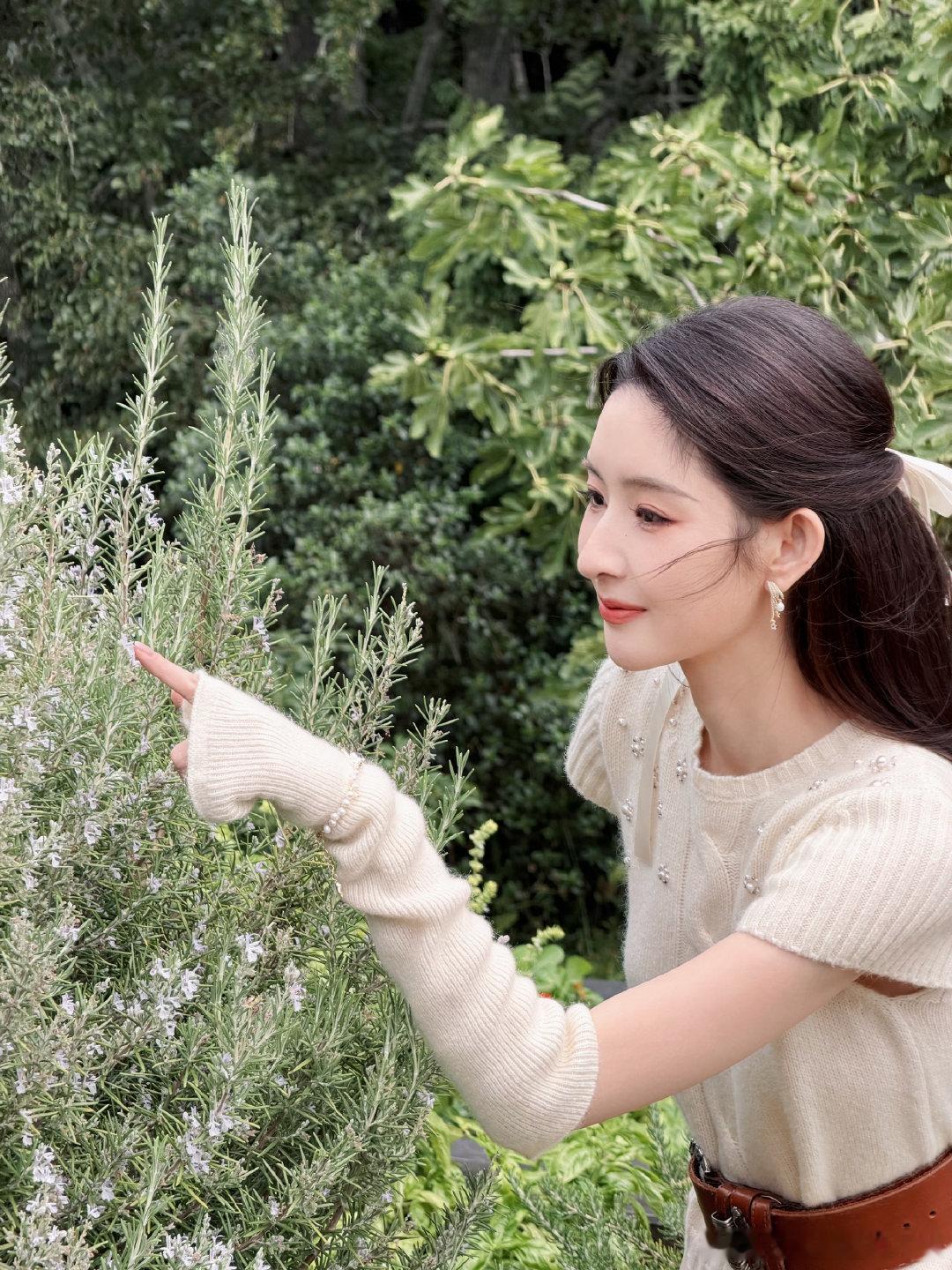 王玉雯尴尬到比了个苹果 正常人的手在尴尬时刻只会无处安放，王玉雯的手在尴尬时刻直