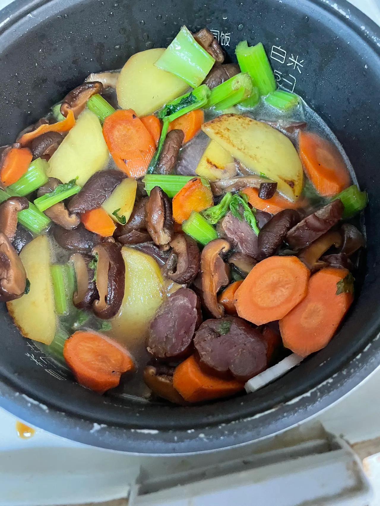 今天，有点犯懒，不愿意做饭，炒几个菜太麻烦，干脆做一锅香肠饭。
洗两根胡萝卜，弄