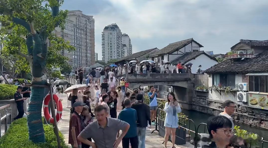 老爷爷对面估计有一万人。其实干脆把这一块开成葫芦一条街也挺好呀，旁边都能开饮食和