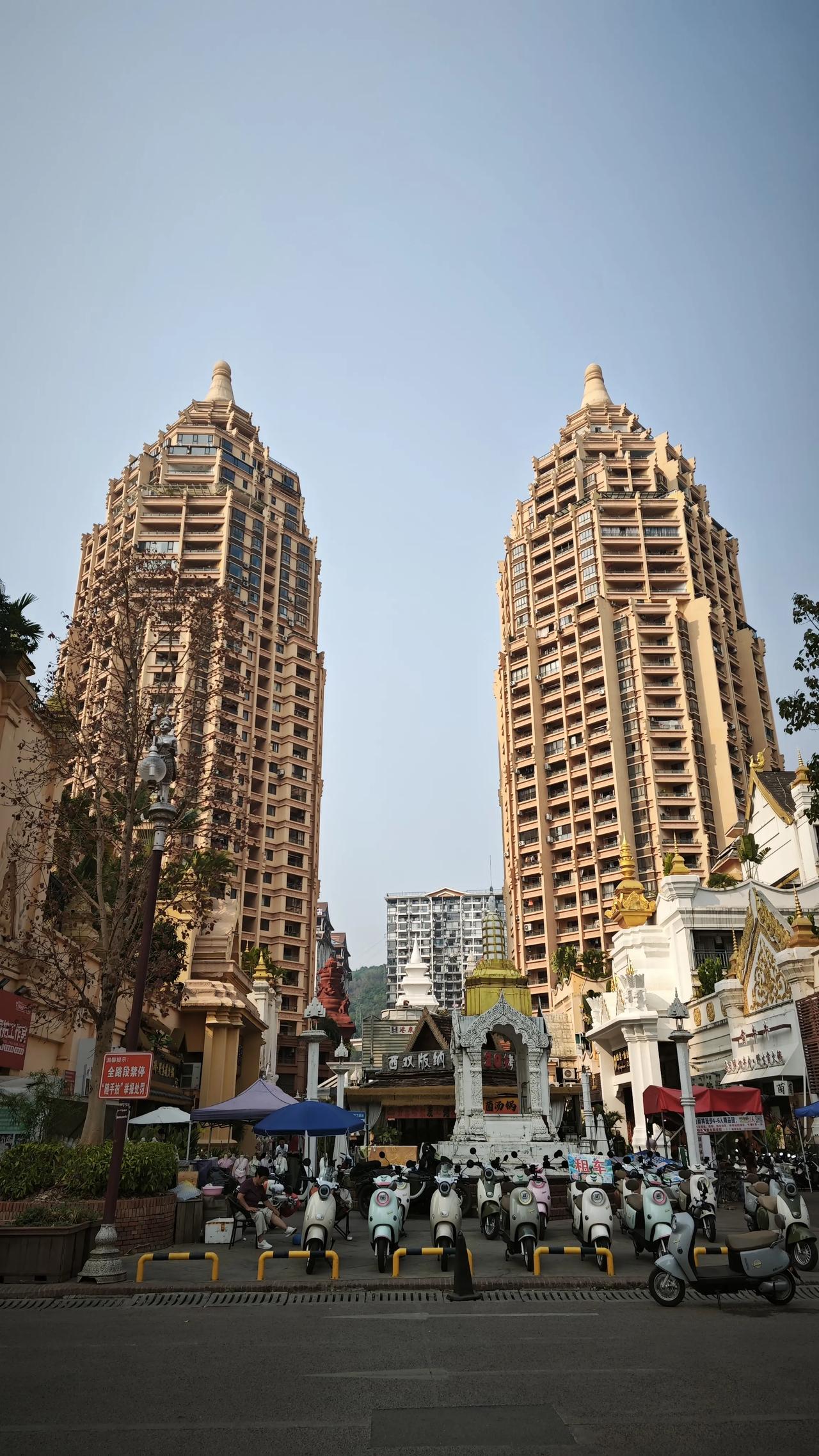 分享一下你随手拍下的照片闯入西双版纳的热带烟火里，两栋傣式高楼像撑开的金色伞盖，