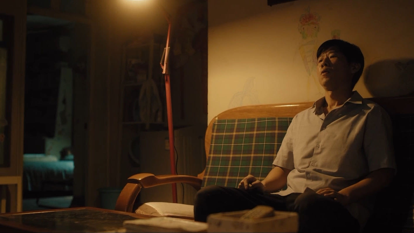 王骁新剧一碗蛋羹半碗眼泪 最痛的哭戏从来不是嘶吼。王骁低头吃蛋羹，眼泪默默砸进碗