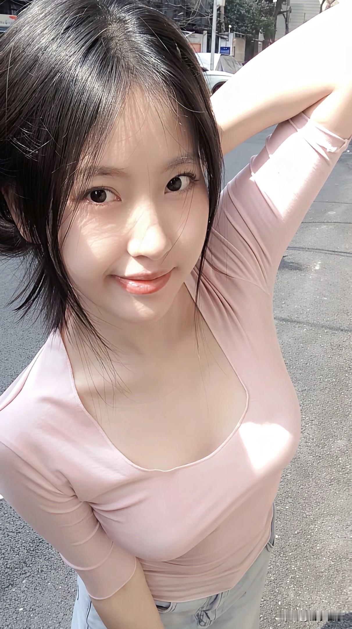 阳光下的甜美笑容，粉色上衣的温柔穿搭。 分享甜美小姐姐随手拍嫩粉色系穿搭 手机随