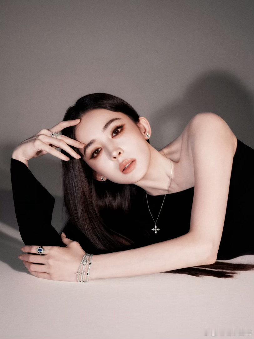 娜扎神的女儿 生图完全不用修，冷白皮搭配深邃眉眼，每一次红毯亮相都像神明降临凡间
