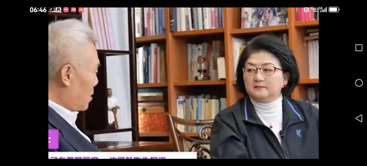 【渐行渐远】
王小东，何祚庥，张洪林相见恨晚。
当年小克拉大V，都是他们的小迷弟