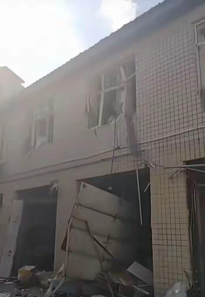 今晨，黑龙江绥化一小区疑似发生燃气罐爆炸事故。6月23日，有网友发布视频称，黑龙