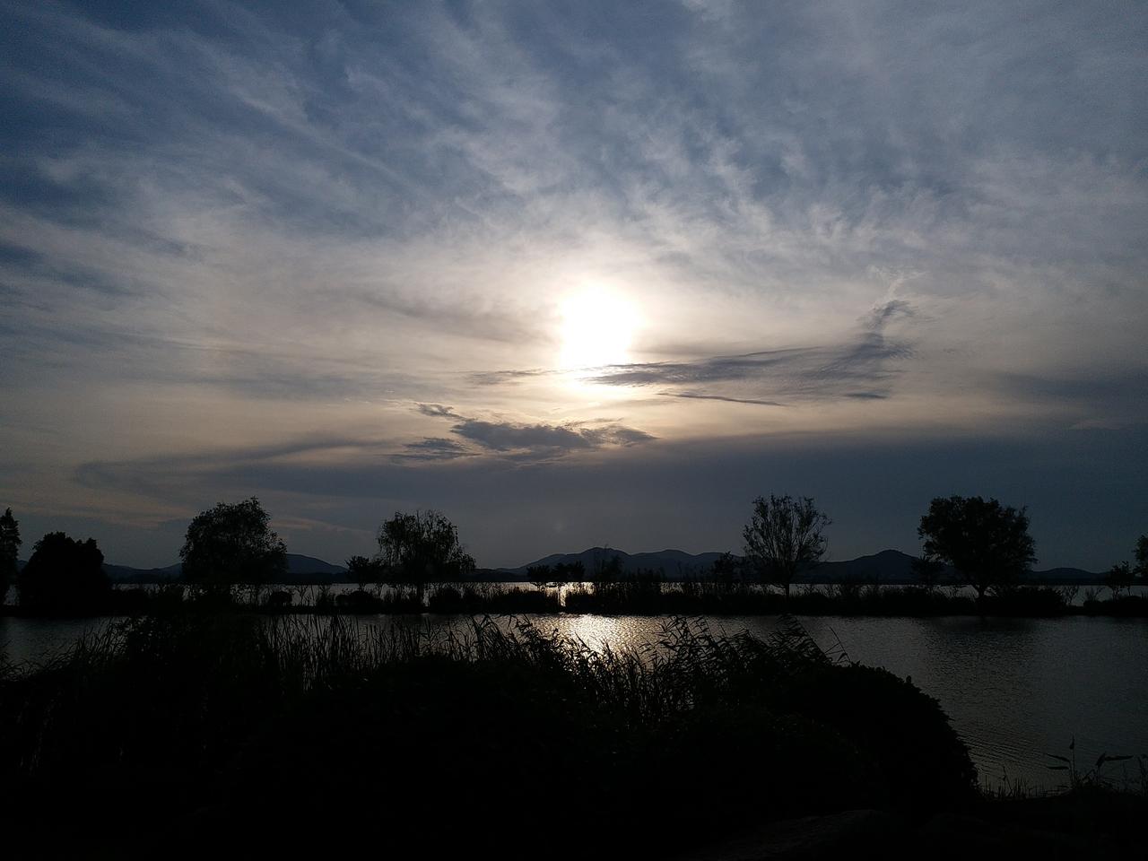 落日东面空云山