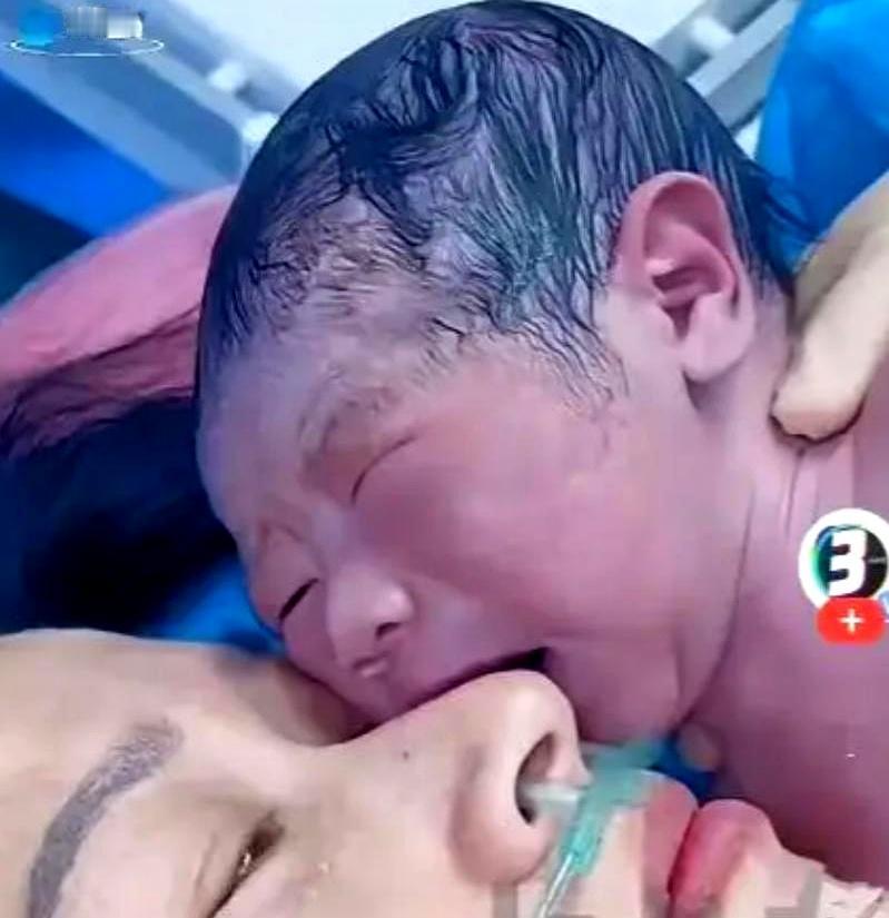 你说护士哄娃用尽招数都不行，结果一贴到妈妈胸口立马安静？
这事就发生在山东，宝宝