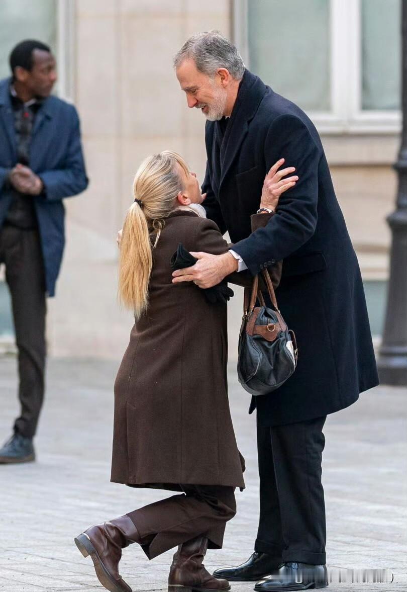 费利佩国王和母亲索菲亚王后出席逝者纪念弥撒，纪念索菲亚王后的远房表妹兼闺蜜。