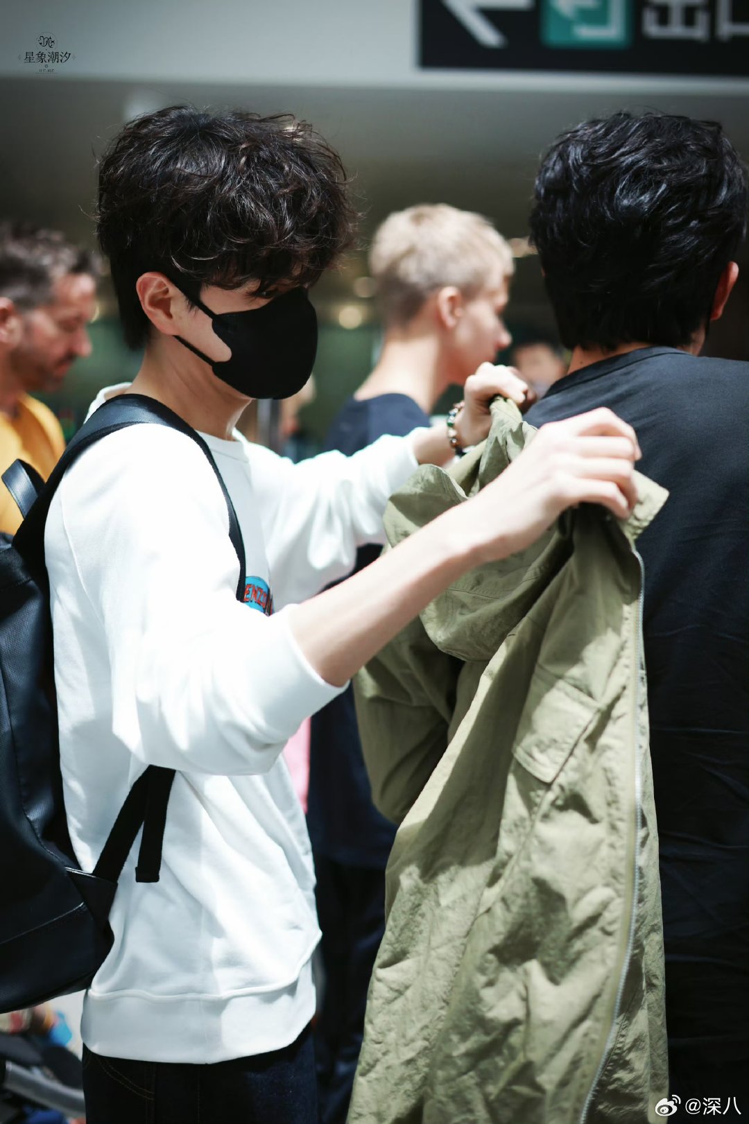 吕思瞳给孙政穿衣服吕思瞳帮孙政穿衣服 吕思瞳帮孙政穿衣服，可以的 