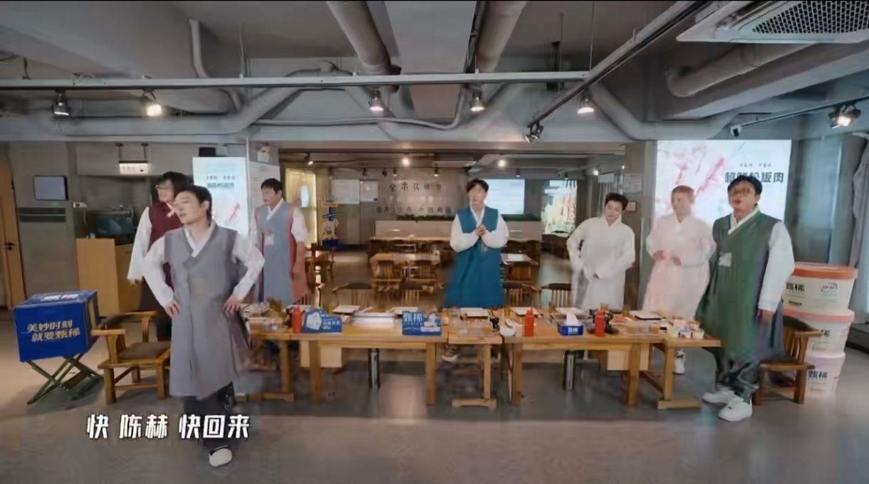 鹿晗看陈赫偷吃馋了哈哈哈哈哈陈赫偷偷开小灶吃东西，鹿晗在一旁紧盯观望，眼神写满渴