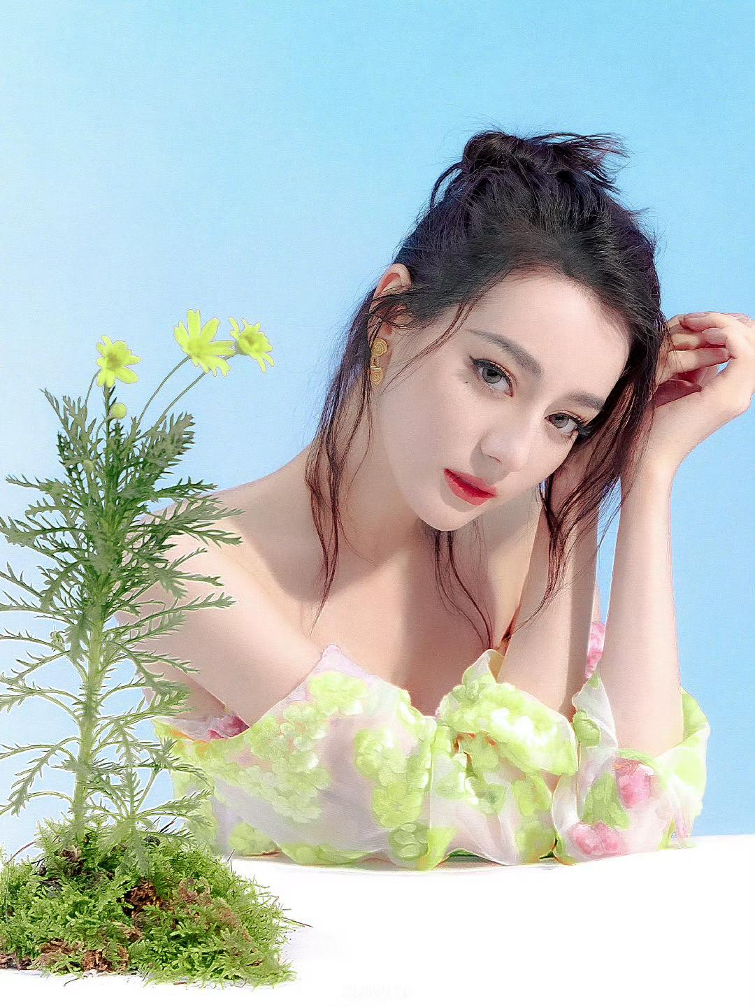 迪丽热巴| 繁花纱裙配浅蓝，露肩浅笑，把春日浪漫穿成风景 ​​​