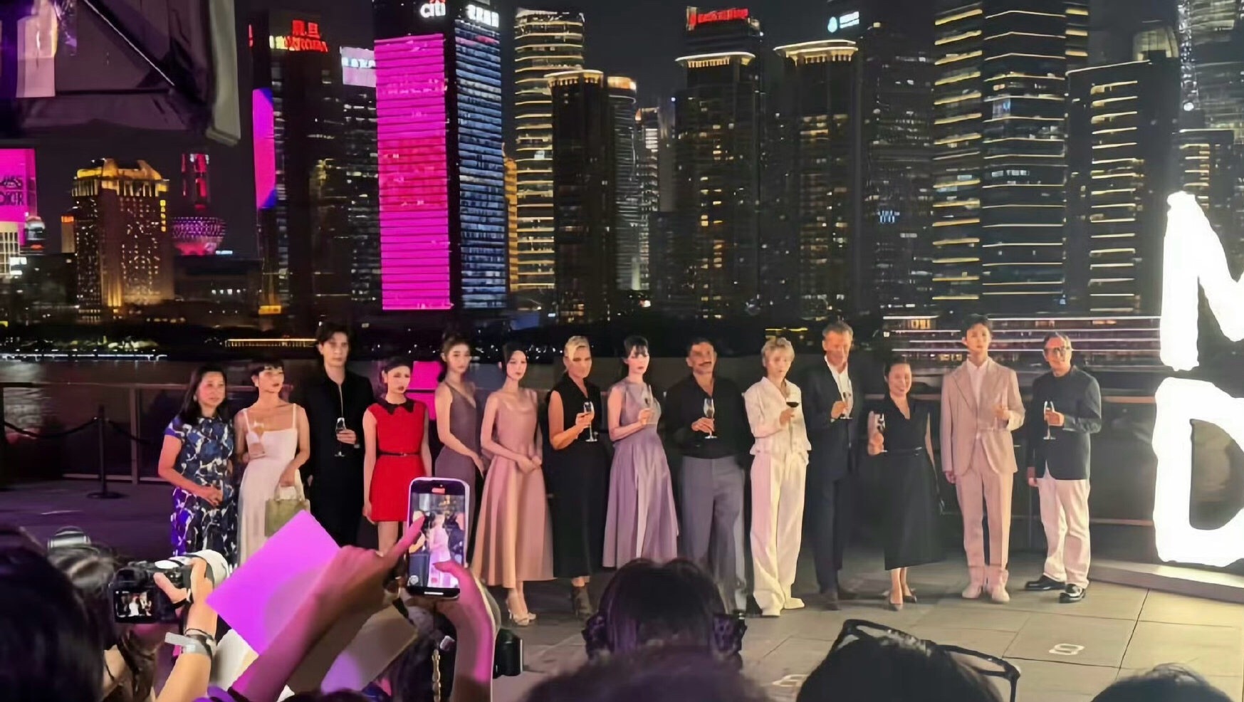 迪奥活动明星大合照来了，迪丽热巴这是大C位吧 ​​​[666]迪丽热巴千金公主迪