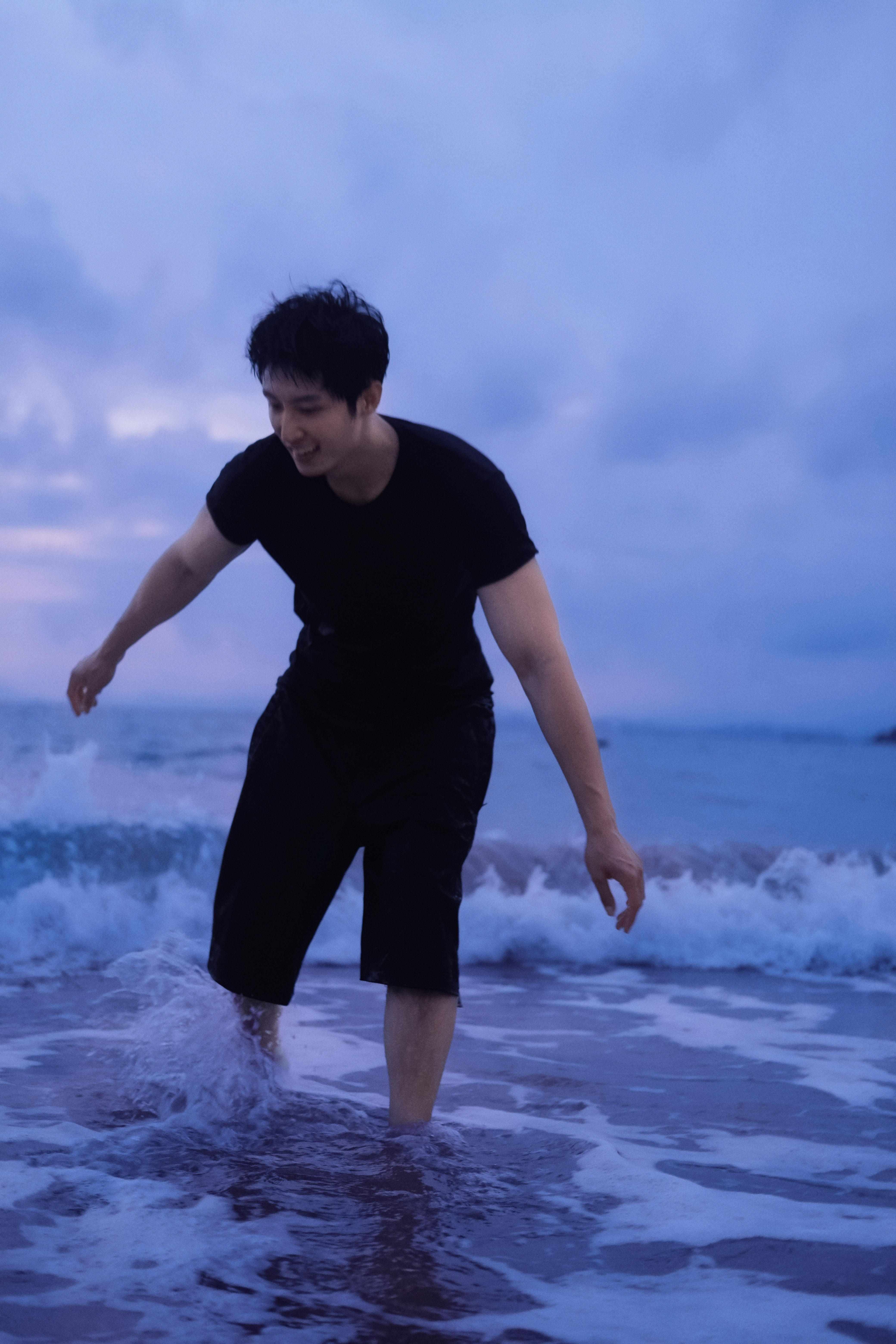 黄景瑜 父神的少年感 黄景瑜的这组大片，是蓝调的诗，是夏日的风，是永不褪色的少年