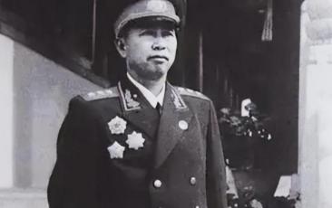 2016年，一群不速之客闯入刘亚楼家中，将他的故居强行拆除，而此时距离刘亚楼过世