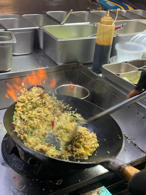 00后女生首日摆摊卖炒饭icon，那场面，简直一个大写的手忙脚乱。她明显体力不支