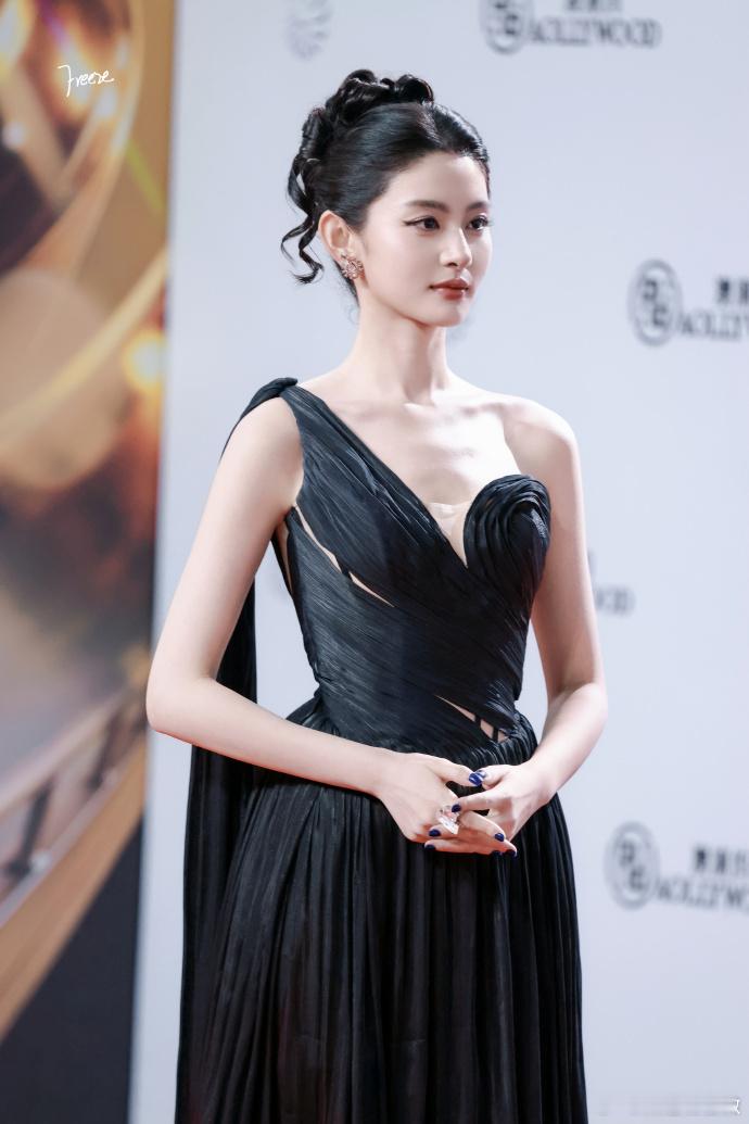 赵晴古典美人气质赵晴肩颈线条 赵晴古典美人气质真的是太让人觉得心动和着迷了，咱们