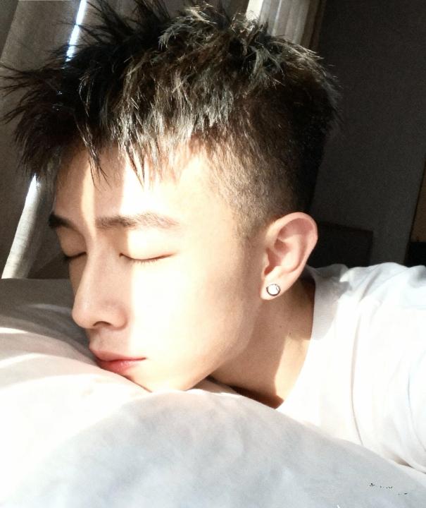 在酒店捕获小帅哥这件事，简直像开盲盒！
就说我上次，一觉醒来，瞅见旁边的小帅哥，