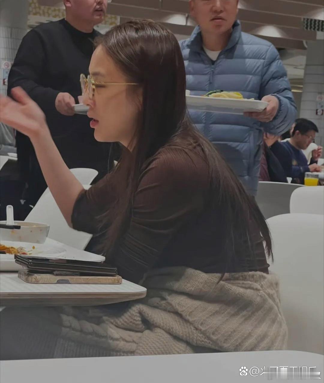 黄圣依在中欧商学院食堂吃饭，打扮美我真的被惊艳到了。 