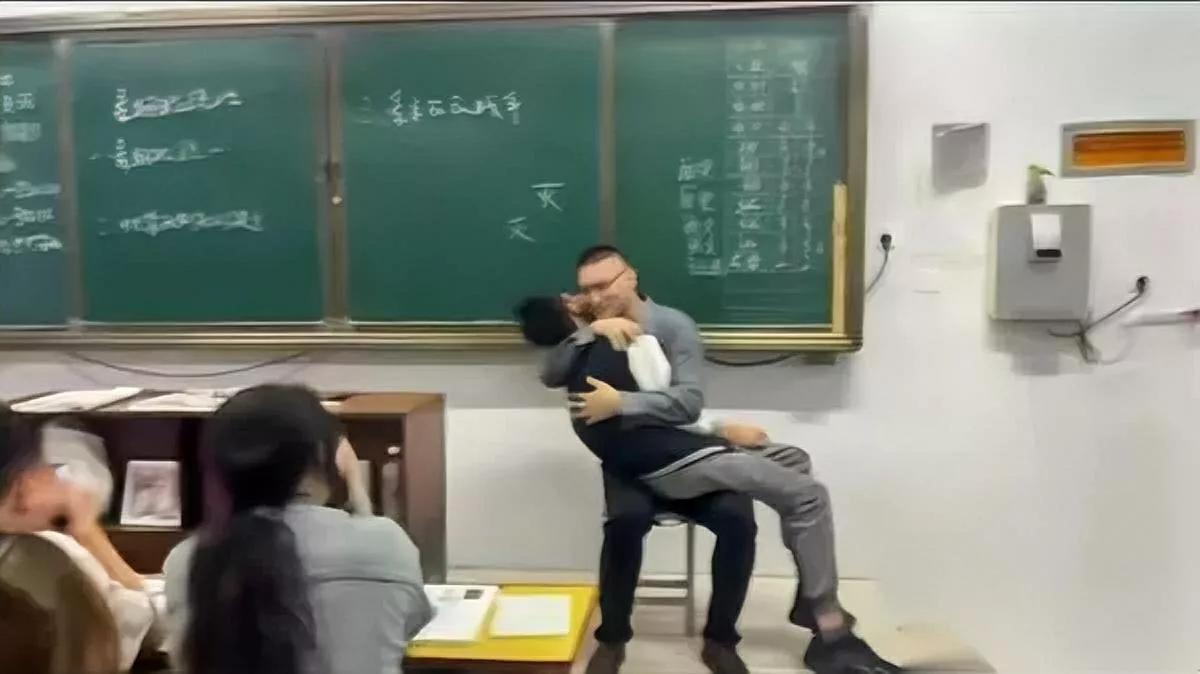 高一男生上课总困

既没熬夜也没不舒服

班主任的操作，他恐怕得记到高考后

那