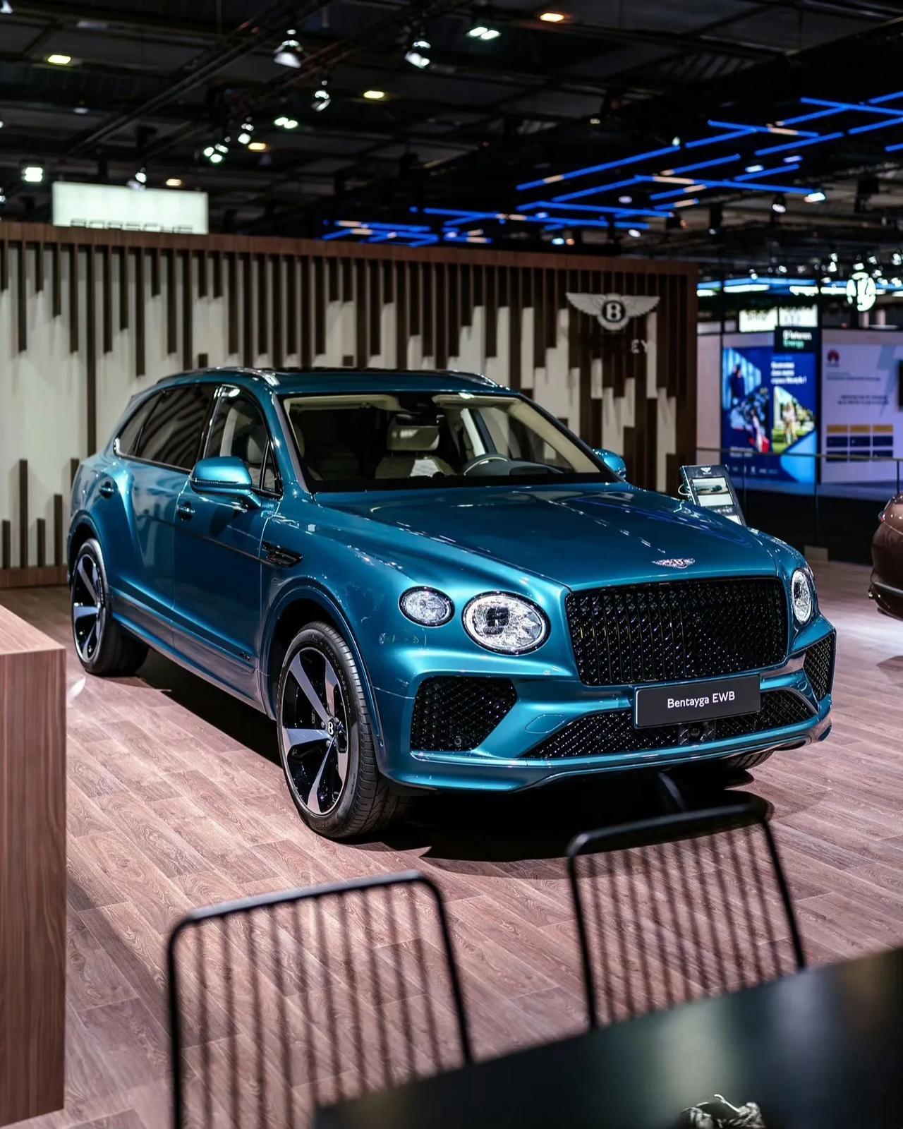 宾利的两款精美的车型：
Bentayga EWB Azure Riviera C