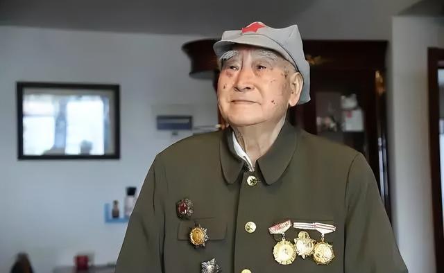 伪军打扫战场，发现一八路军还活着，小声说，别动，一会就走

血，染红了焦土，硝烟