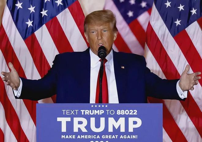 特朗普在对外关系上始终崇尚丛林法则，展示强悍霸道作风，我压你服，容不得任何置喙，