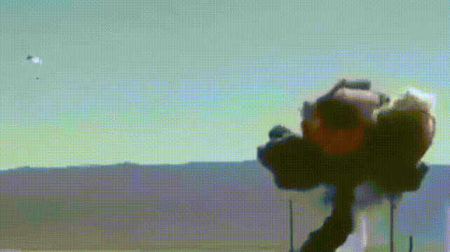 当地时间2025年12月3日，美国空军雷鸟飞行表演队一架F-16C战斗机，在加利