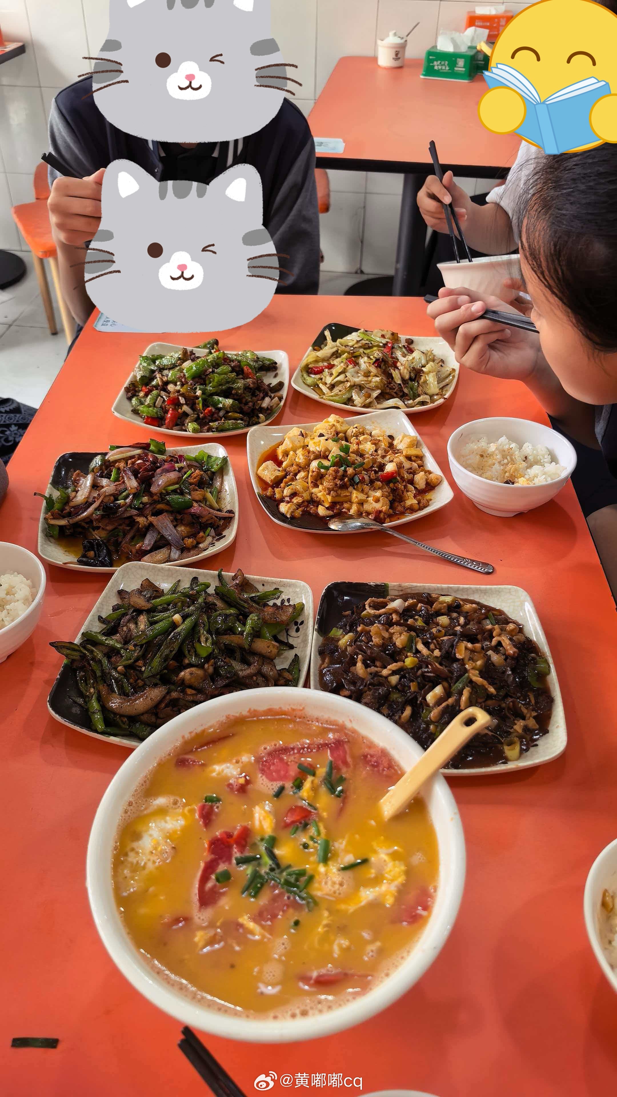 中午同学妈妈一拖七（小组六人➕她家老二），吃小炒~还有其他家长给她们点了霸王茶姬