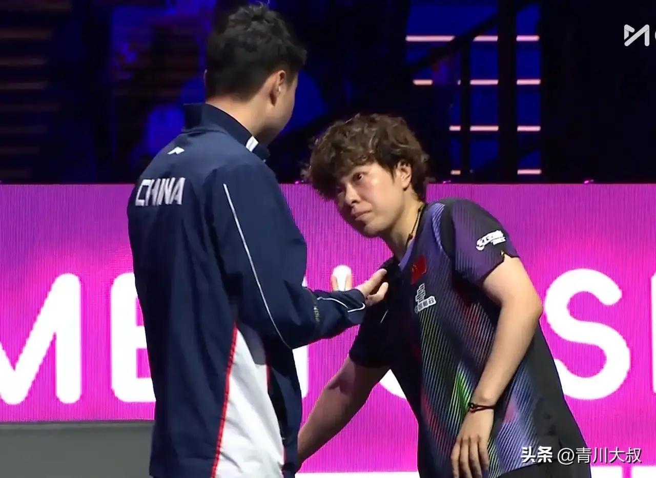 澳门世界杯八强赛，场上王艺迪同张本美和真D真Q，打得汗流浃背，场下她们的两个主管