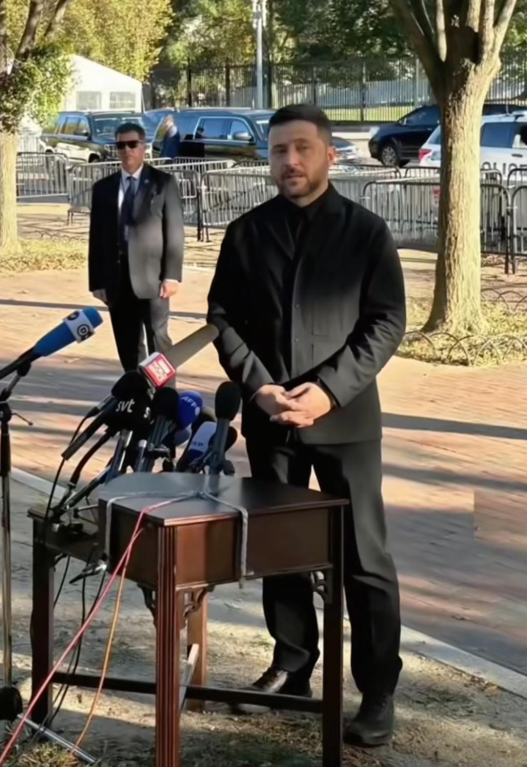 泽连斯基，这个正处于战争国家的领袖，可以说是目前世界上最可怜、最受尽羞辱的国家元