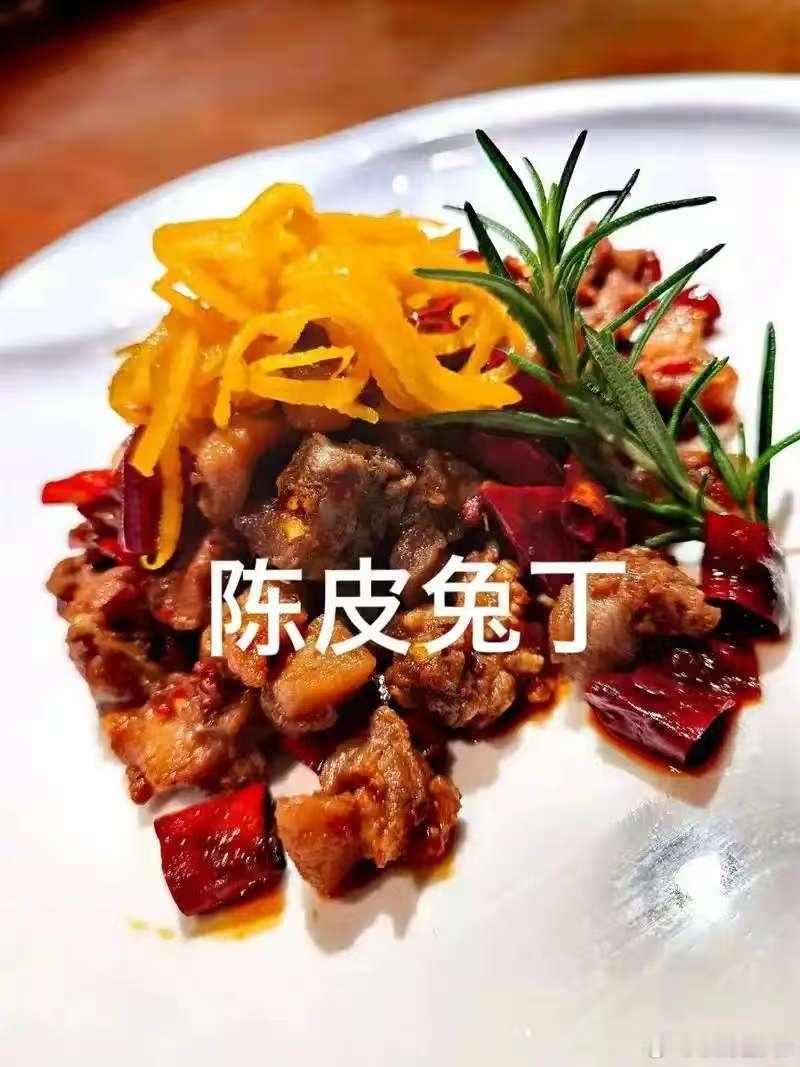 陈皮兔·默斋主人原创散文先入耳的，是声响。并非市井鼎沸的人语，而是滚油撞上新鲜兔