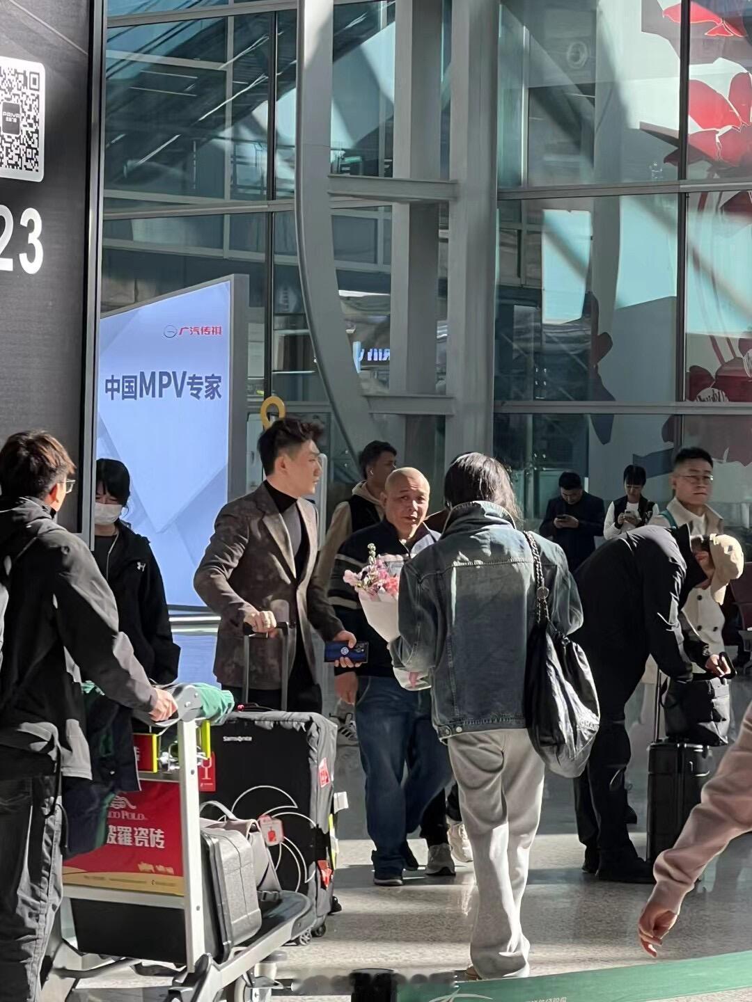 机场偶遇张馨予何捷  偶遇何捷接张馨予回家  网友晒出张馨予老公接机偶遇图，照片
