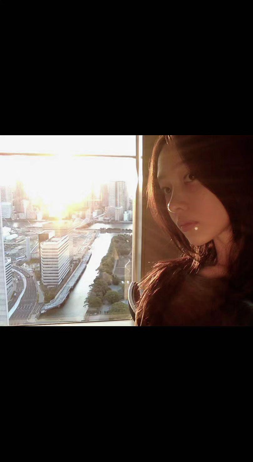 🌆落日把城市揉成金箔，睫毛落满碎光✨ 窗是画框，人是留白，风偷吻发梢时，时间也