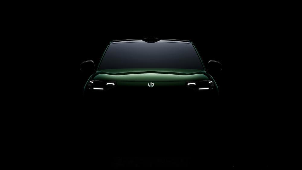 零跑现在B系列、C系列都已经卖爆了，零跑D19这款让零跑向上的车明年也要上，还有