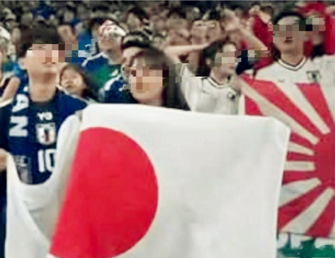 在世界杯历史上具有里程碑意义的第1000场，日本对阵突尼斯比赛中，日本球迷举起了