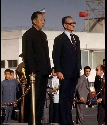 这张照片拍摄于1978年，华主席出国访问的一张珍贵照片。
        你仔细