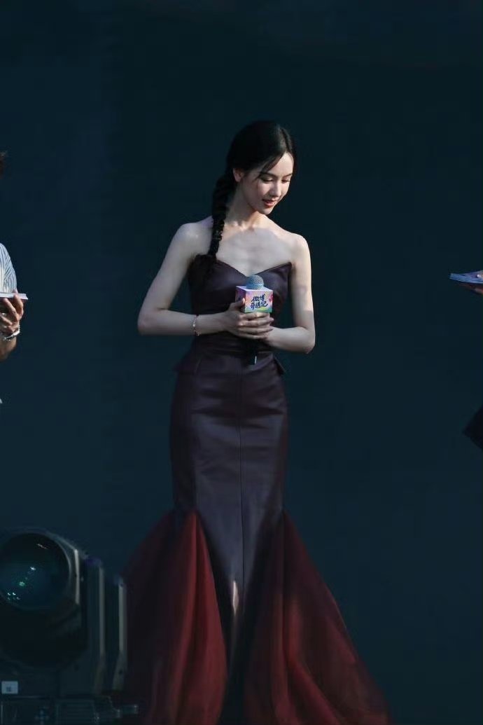 陈都灵万茜撞衫陈都灵万茜同款礼服 酒红色礼服果然是美女收割机！陈都灵穿出初恋般的