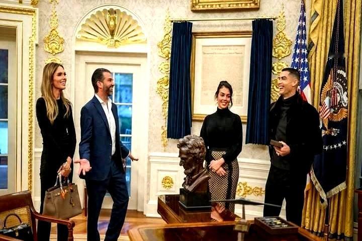 C罗与未婚妻乔治娜访问白宫，并与小特朗普及其女友在椭圆形办公室合影。小特朗普发这