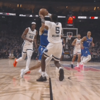 这绝对算得上NBA历史上史诗级的扣篮名场面！
今天魔术和灰熊的比赛中，布莱克在一