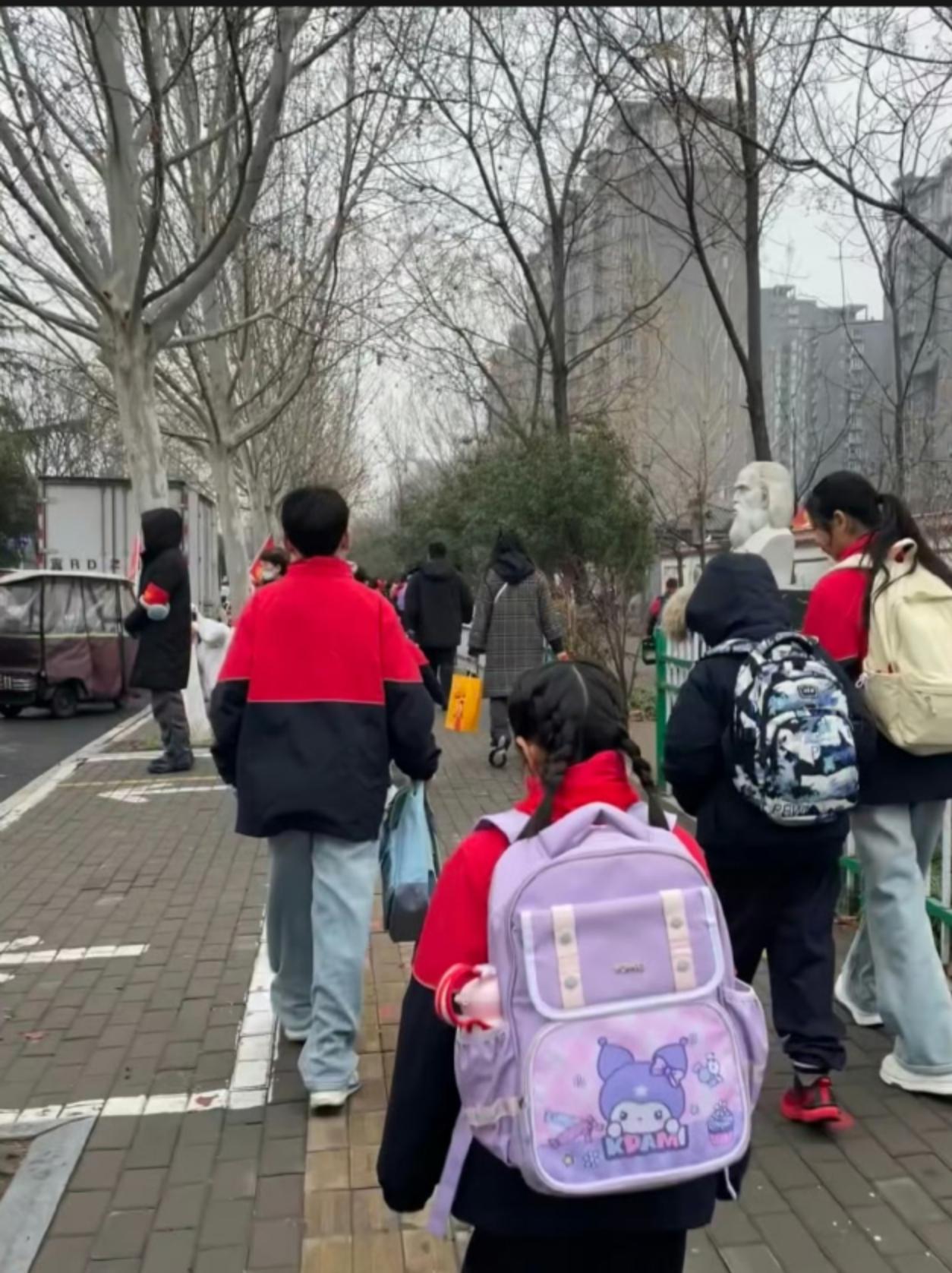 🔥五年级孩子张口就骂“GAY”，这股歪风已经刮遍全国小学！
刚发的文章评论区直