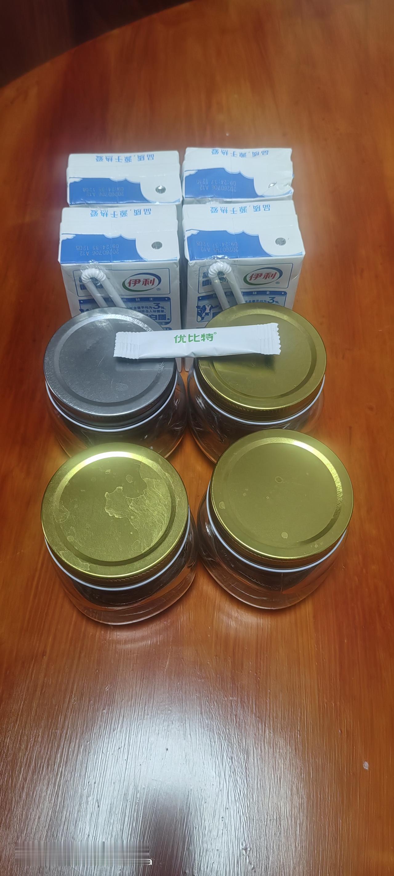 脱脂奶能否做酸奶？
四个消毒好的玻璃罐（最好有消毒柜），一包酸奶菌种四盒脱脂奶，