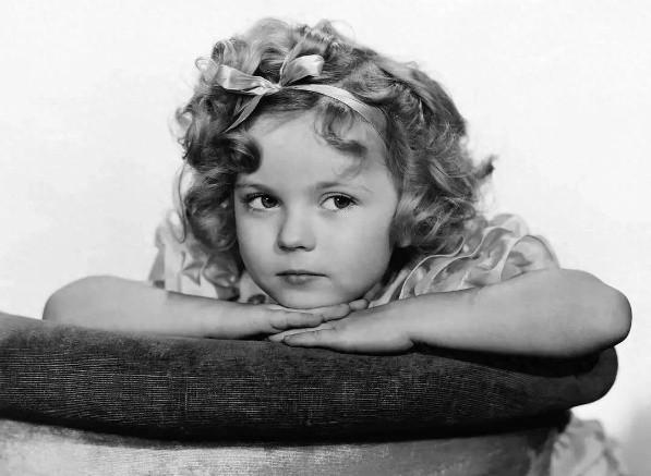 写过很多次秀兰邓波儿，写她没有童年，五六岁时就不相信圣诞老人，因为走在商场里圣诞