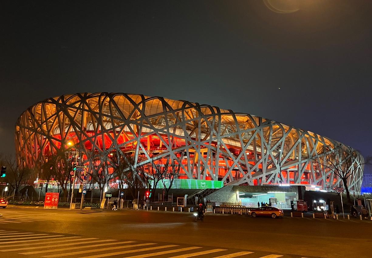 除了中国，世界上还有哪个国家是公办体育，恐怕少之又少。平日里闲置的鸟巢就是一个杂