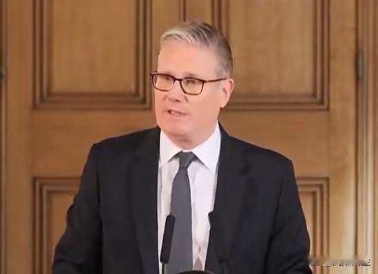 英首相斯塔默称，反犹主义是赤裸裸的种族主义，光说支持不够，必须用行动证明。反犹主