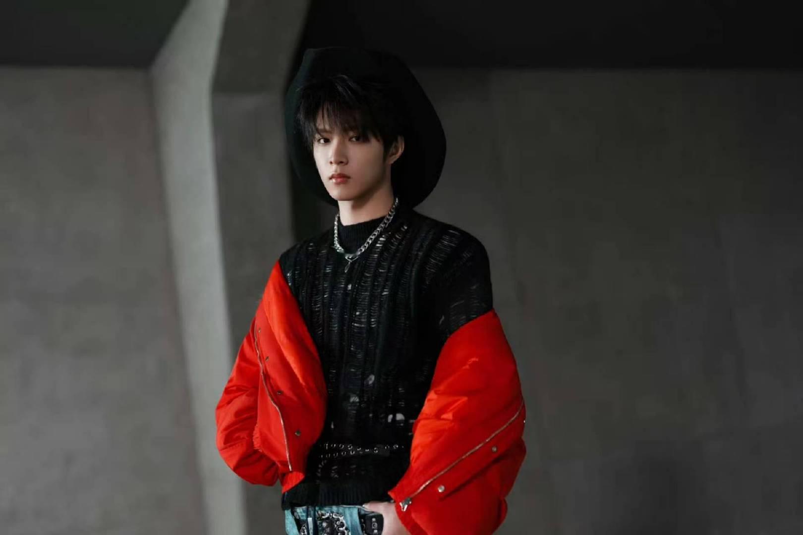 刘耀文刘耀文红黑撞色牛仔帽要多好玩的幕后才算好玩啊刘耀文过两天来发个好玩的幕后