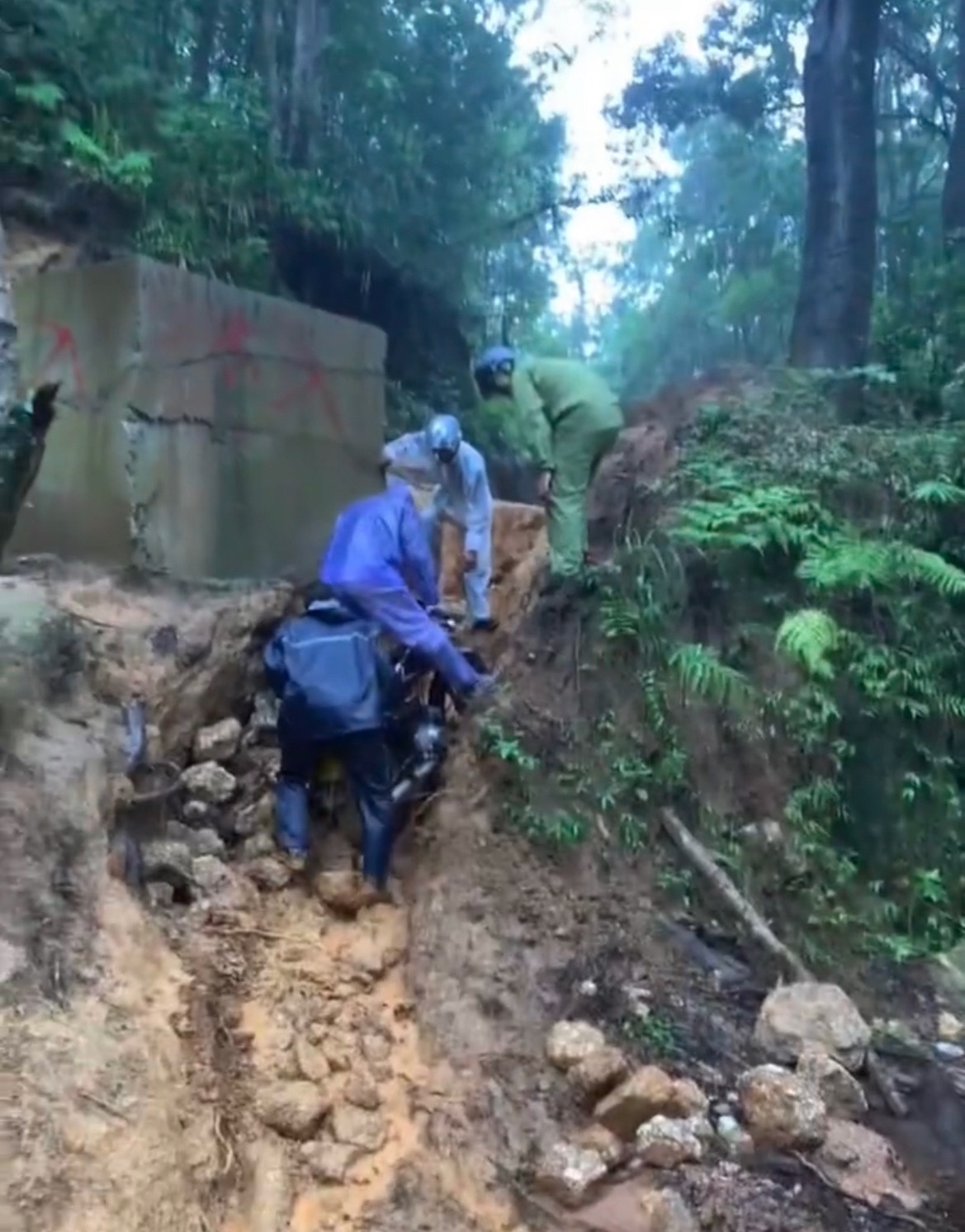 【玉林下雨天多名男子骑摩托到东进桥】7月20日，网友爆料称：玉林下雨天有多名男子