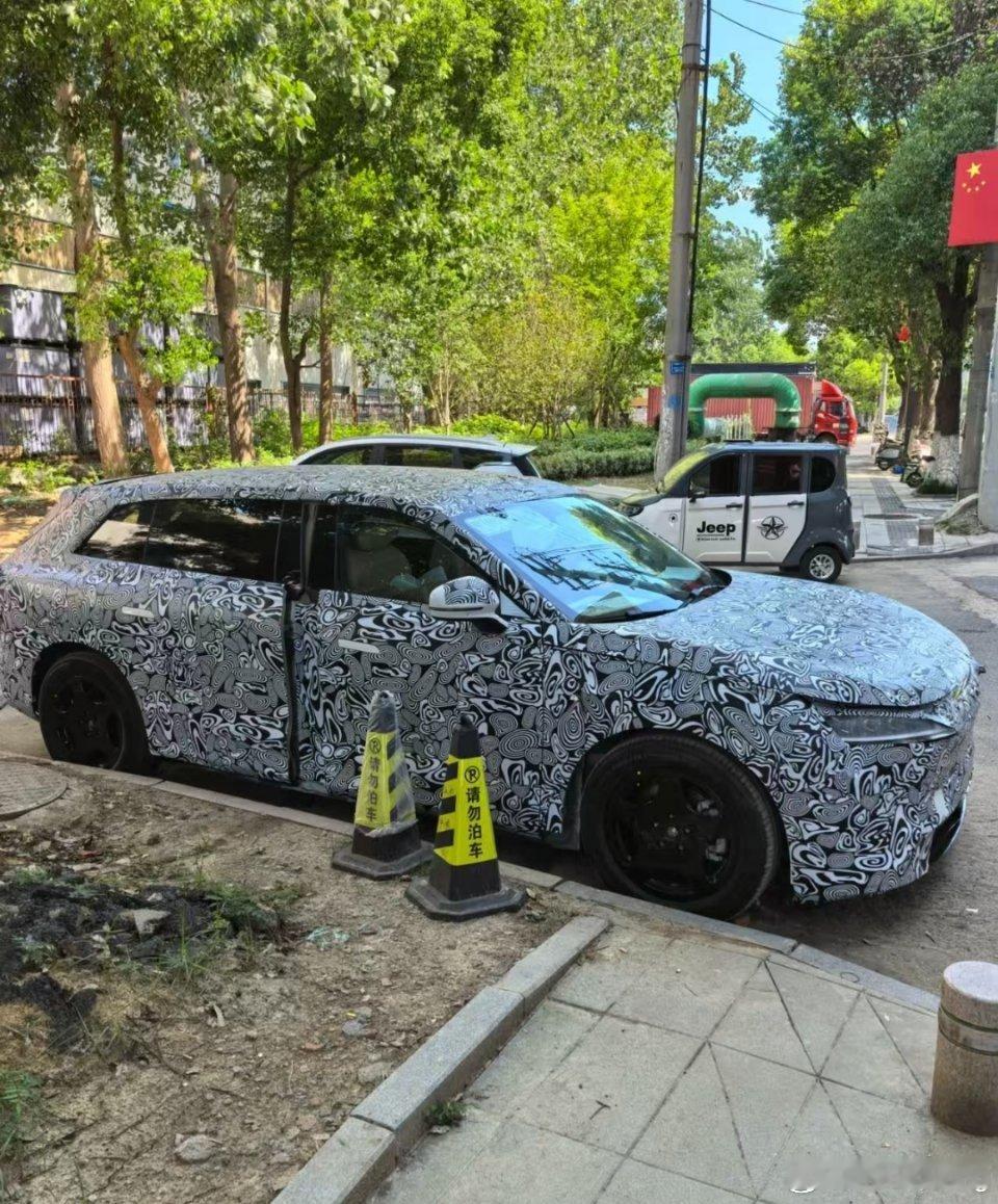 网友们最近拍到了智界的新车，盲猜一波就是智界R9，现在也有一些网图流传出来，很大
